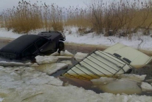 машины ушли под лед